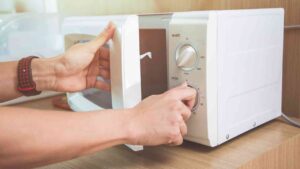 Pulire forno a microonde - Sevenonline.it